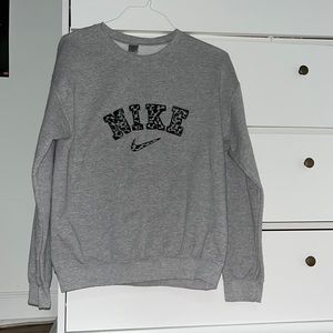 Custom-made Nike cow print sweatshirt! Super cute❤️❤️